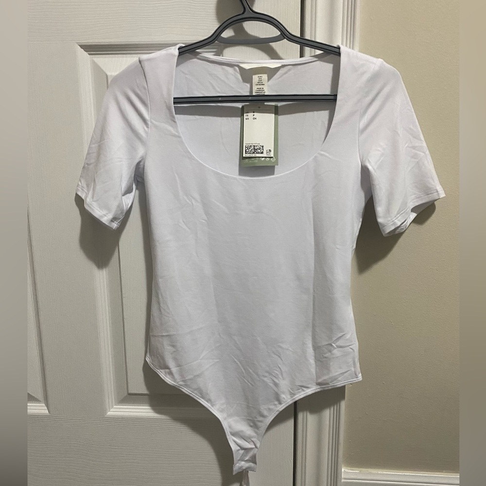 White bodysuit h&m size small, never worn with tags